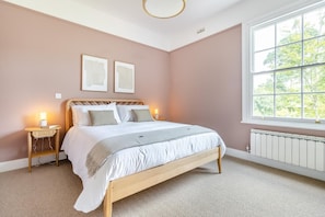 Travel crib, free WiFi, bed sheets