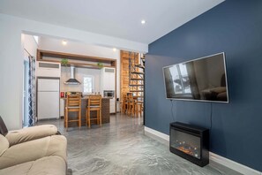 TV, offices - Chalet Chic et Spa | St-Come (Saint-Côme)