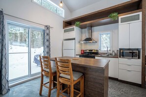 Fridge, microwave, oven, stovetop - Chalet Chic et Spa | St-Come (Saint-Côme)