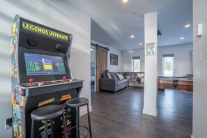 Games room - Sauna, Waterfront | Le Chalet des Souvenirs (La Minerve)