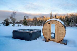 Outdoor spa tub - Sauna, Waterfront | Le Chalet des Souvenirs (La Minerve)