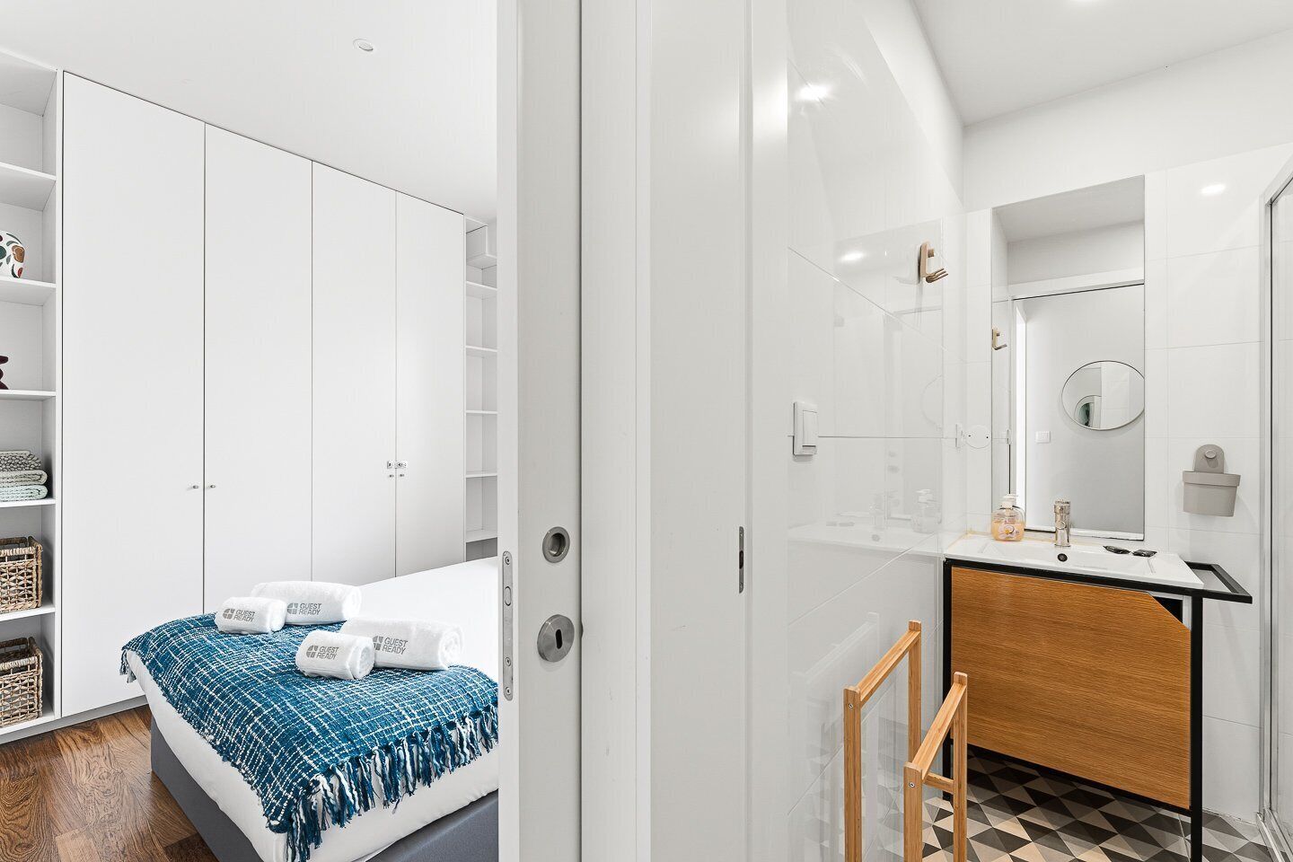 Tabla de planchar con plancha, internet y ropa de cama 