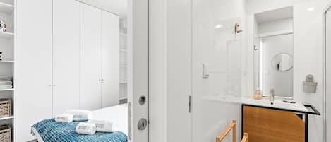 Iron/ironing board, internet, bed sheets