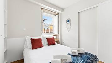 Iron/ironing board, internet, bed sheets