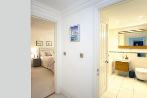 Iron/ironing board, free WiFi, bed sheets - 1 Bed in Bath (oc-bhr29) (Bath)