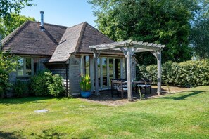 Outdoor dining - 2 Bed in Beckley (oc-rh1116) (Beckley)