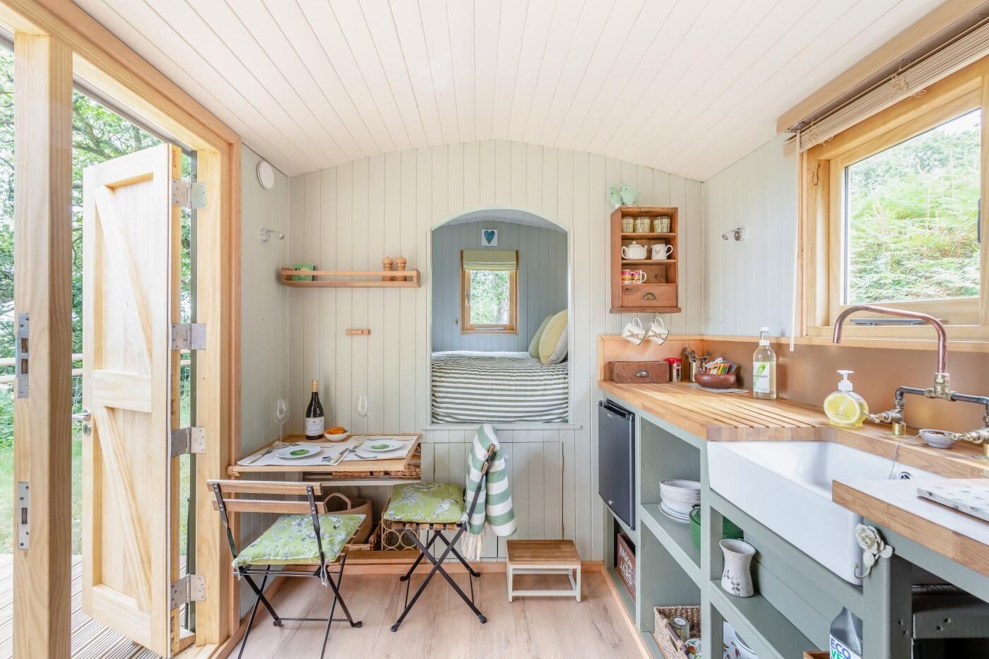 Iron/ironing board, bed sheets