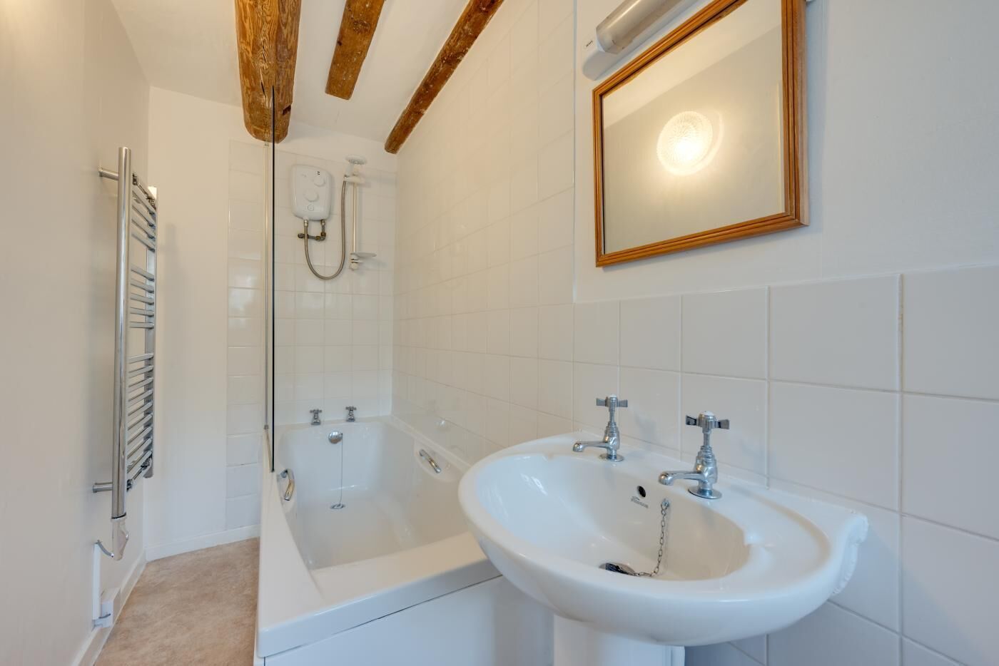 Une salle de bain moderne équipée d’une baignoire, d’un lavabo et d’une douche.