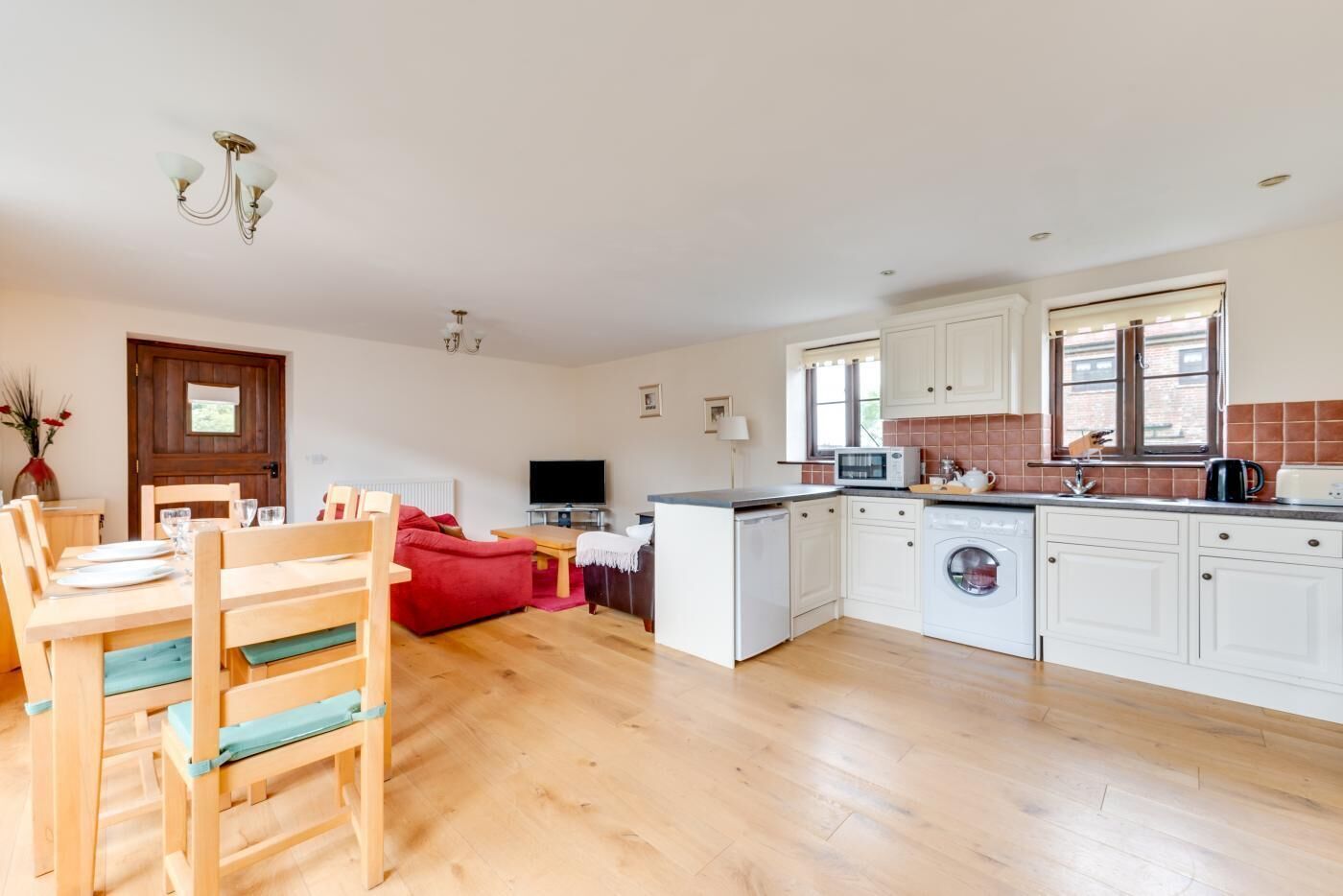 ميكروويف، فرن، غسالة أطباق، كرسي للأطفال