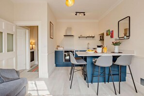 Oven, dishwasher, cookware/dishes/utensils - 2 Bed in Bath (oc-bhr31) (Bath)