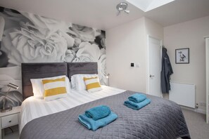 Iron/ironing board, free WiFi, bed sheets - 2 Bed in Bath (oc-bhr32) (Bath)
