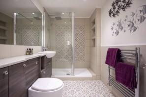 Hair dryer, towels - 2 Bed in Bath (oc-bhr32) (Bath)