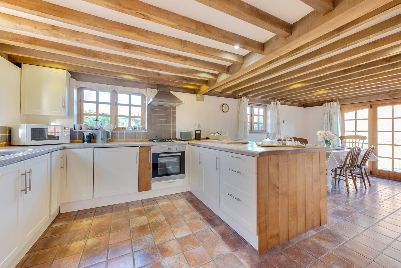 ميكروويف، فرن، غسالة أطباق، كرسي للأطفال