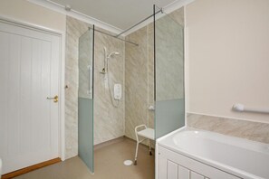 Towels - 2 Bed in Attleborough (oc-1277) (Old Buckenham)