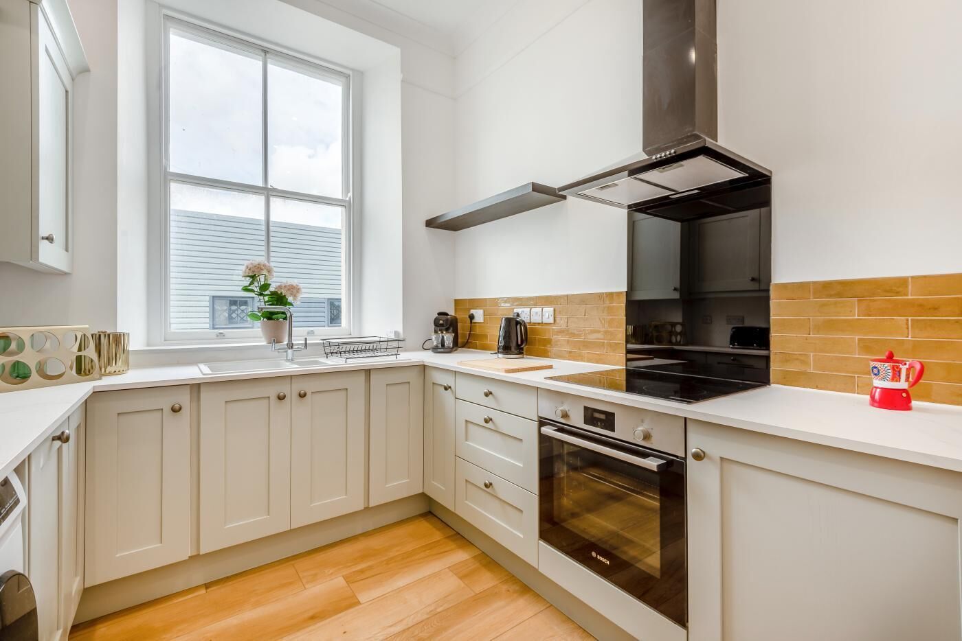 Ugn, diskmaskin, barnstol och grytor/köksredskap