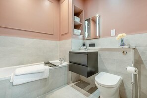 Une salle de bain moderne avec une baignoire, un lavabo et des toilettes.