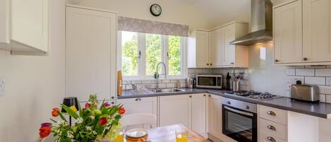 Mikrowelle, Ofen, Geschirrspüler, Hochstuhl