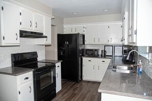 Private kitchen - 15-Minute Beach Hideaway (Niceville)
