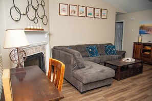 Living area - 15-Minute Beach Hideaway (Niceville)