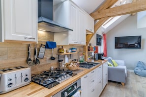 Microwave, oven, cookware/dishes/utensils - 2 Bed in St. Briavels (oc-p32778) (Saint Briavels)