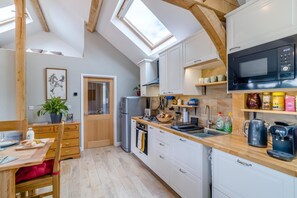 Microwave, oven, cookware/dishes/utensils - 2 Bed in St. Briavels (oc-p32778) (Saint Briavels)