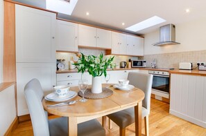Microwave, oven, dishwasher, high chair - 1 Bed in Swannington (oc-1011) (Upgate)