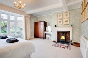 Tabla de planchar con plancha, wifi gratis, ropa de cama