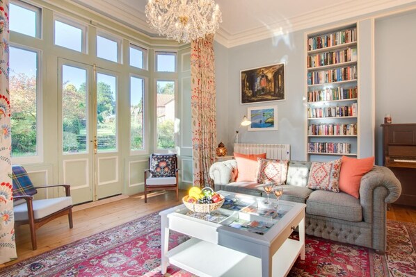 Una televisión, una chimenea