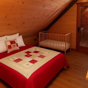 5 dormitorios y tabla de planchar con plancha