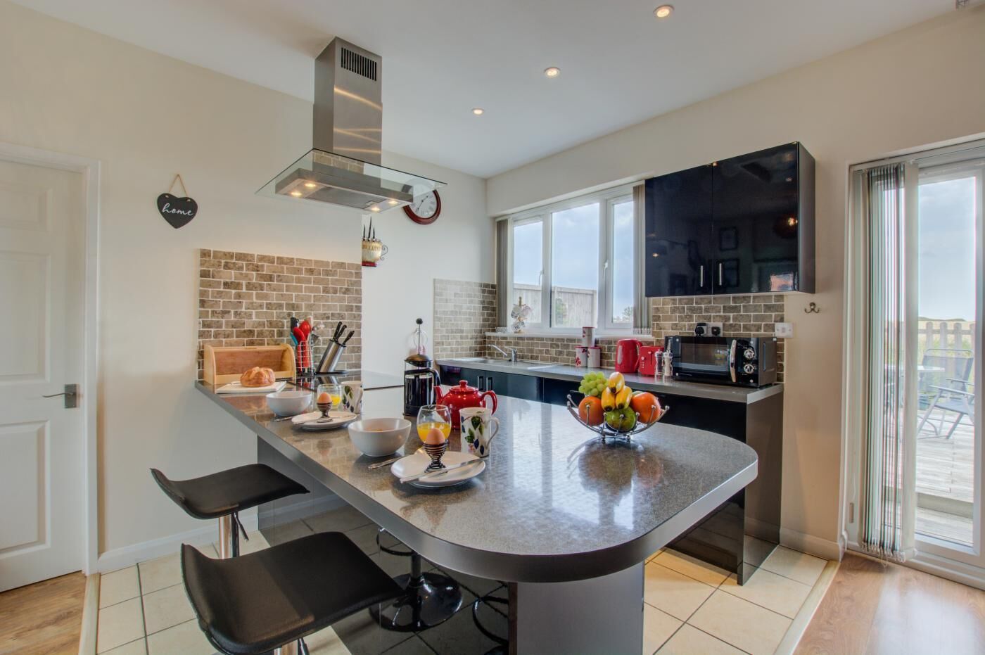 Microonde, forno, lavastoviglie, seggiolone