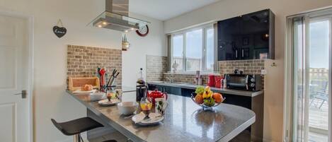 Microonde, forno, lavastoviglie, seggiolone