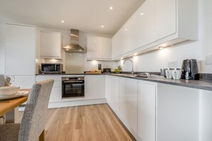 Microwave, oven, dishwasher, cookware/dishes/utensils - 3 Bed in Tintagel (oc-e32938) (Tintagel)