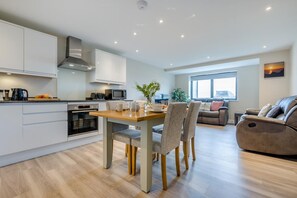 Microwave, oven, dishwasher, cookware/dishes/utensils - 2 Bed in Tintagel (oc-a32939) (Tintagel)