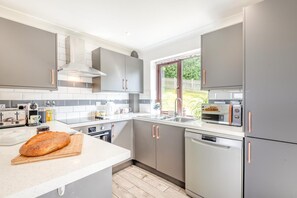 Oven, dishwasher, cookware/dishes/utensils - 2 Bed in Bladbean (oc-ct029) (Bladbean)