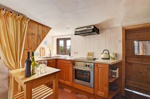 Microwave, oven, cookware/dishes/utensils - 2 Bed in Bodham (oc-1660) (Bodham)