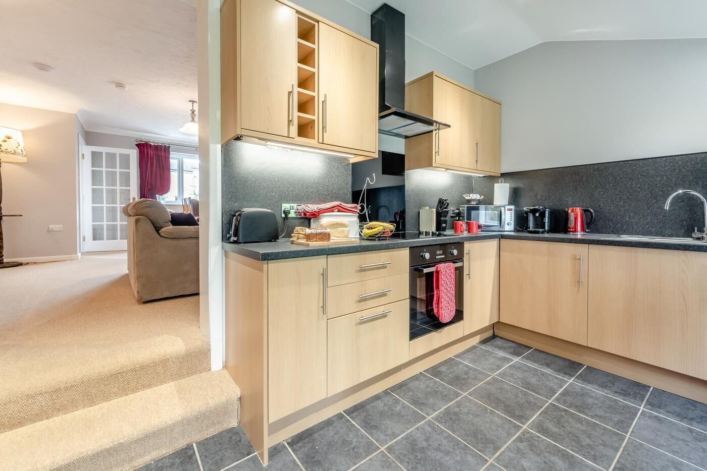 Micro-ondes, four, lave-vaisselle, chaise haute