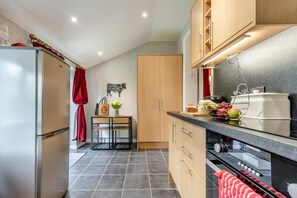Een magnetron, een oven, een vaatwasser, een kinderstoel