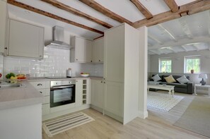Microwave, oven, dishwasher, cookware/dishes/utensils - 1 Bed in Leigh (oc-ts726) (Leigh)