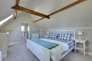 Iron/ironing board, travel crib, free WiFi, bed sheets - 1 Bed in Leigh (oc-ts726) (Leigh)