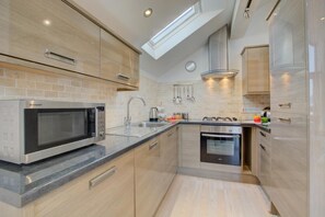 Microwave, oven, dishwasher, high chair - 3 Bed in Cromer (oc-1310) (Cromer)
