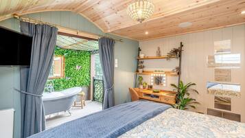 Iron/ironing board, free WiFi, bed sheets