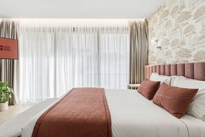 Tabla de planchar con plancha, internet y ropa de cama 