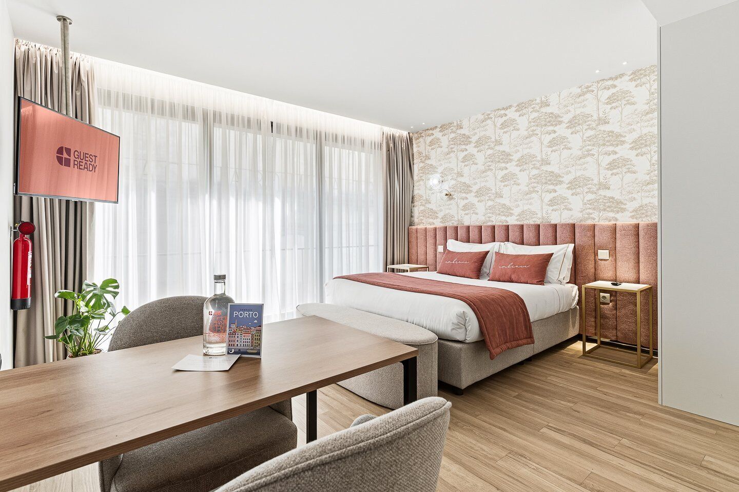 Tabla de planchar con plancha, internet y ropa de cama 