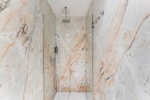 Shower, hair dryer, towels - GuestReady - Alma Invicta 'Ribeira I' (Porto)