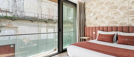 Tabla de planchar con plancha, internet y ropa de cama