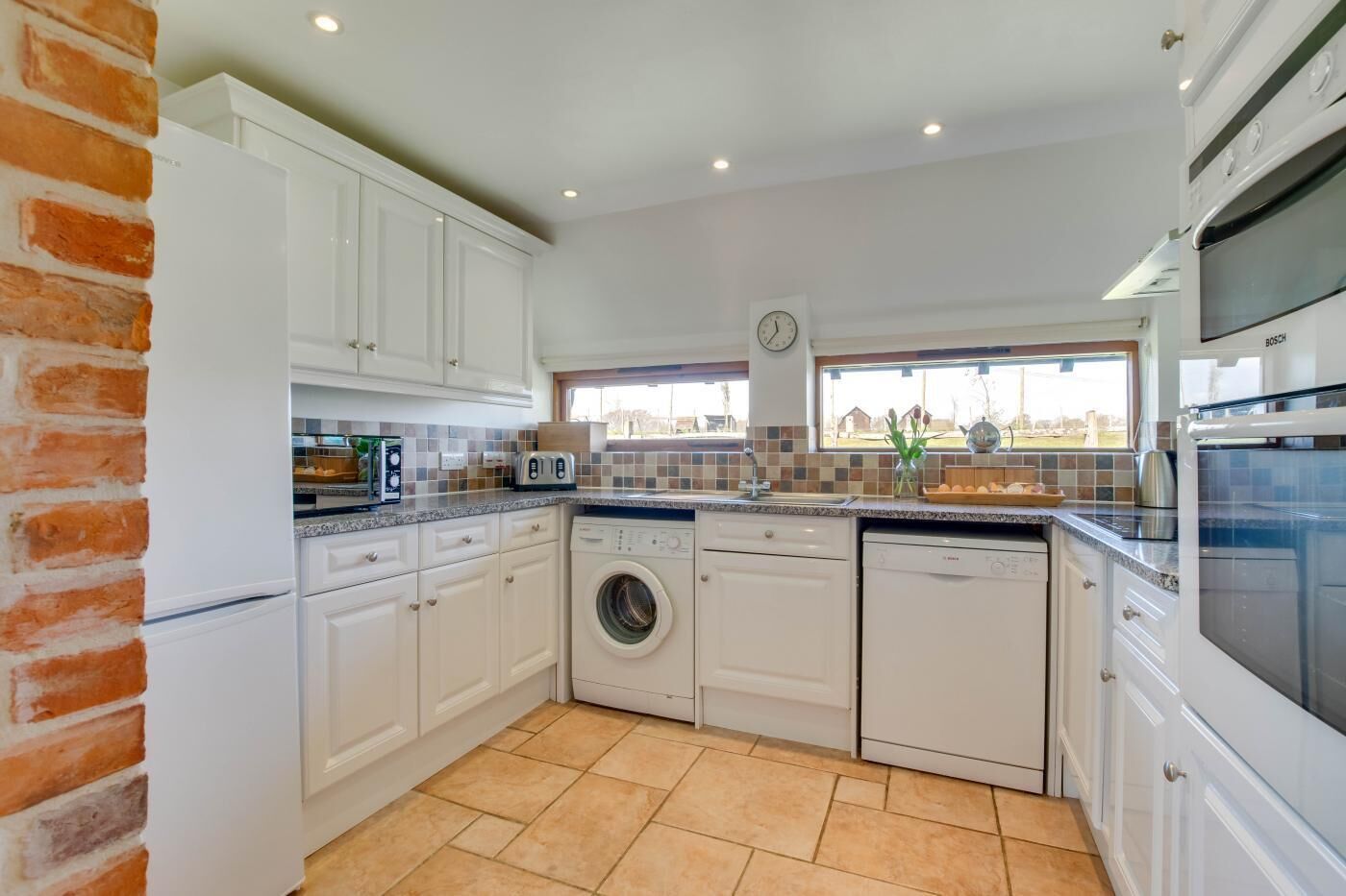 Microondas, horno, lavavajillas y periquera 