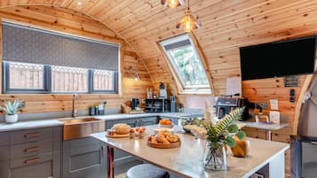 Microwave, oven, dishwasher, cookware/dishes/utensils