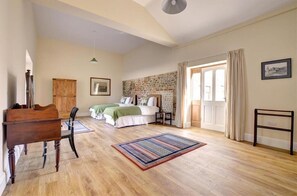 Iron/ironing board, free WiFi, bed sheets - 4 Bed in Cromer (oc-1703) (Cromer)