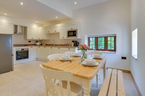 Microwave, oven, dishwasher, highchair - 2 Bed in Loose (oc-as283) (Boughton Monchelsea)