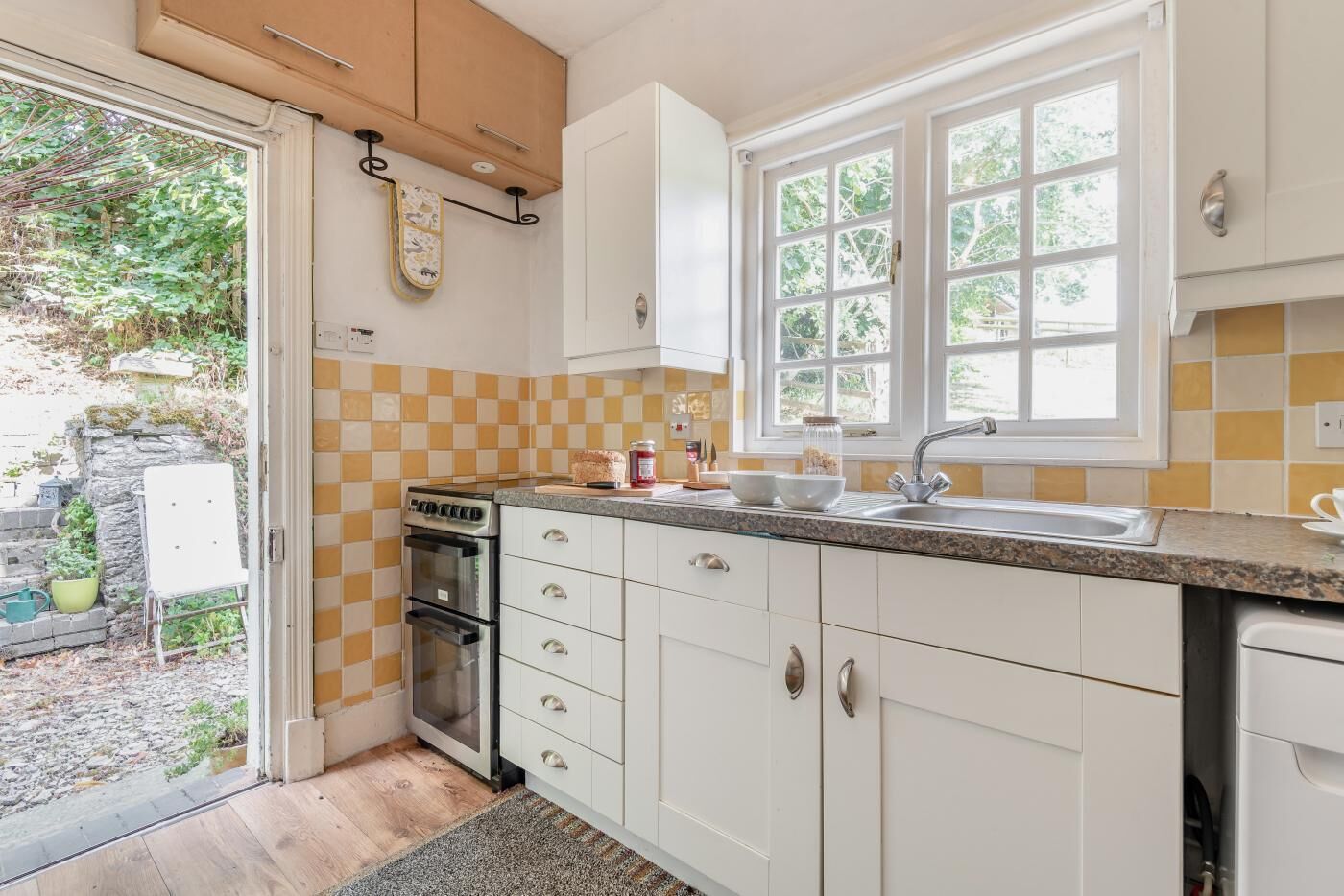 Een microgolfoven, een oven, een vaatwasser, een kinderstoel